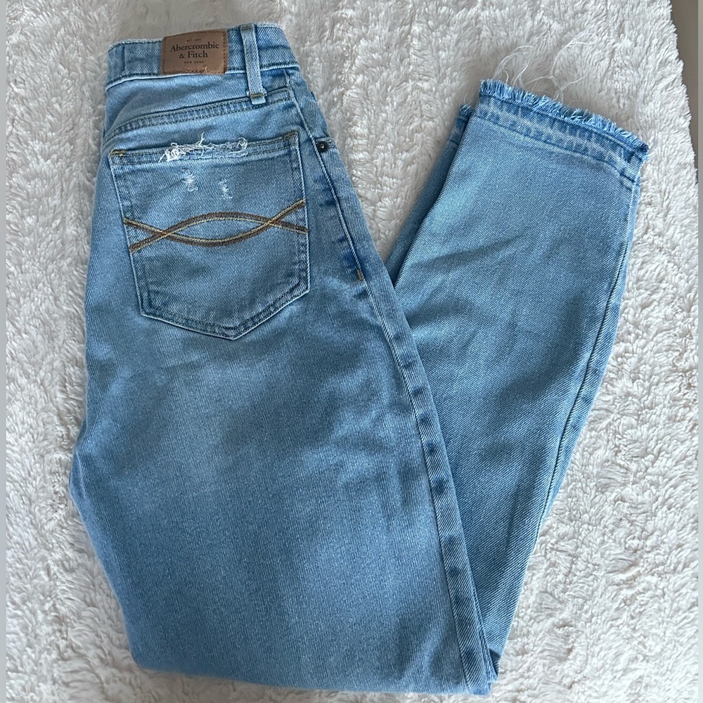 Abecrombie & Fitch High Rise MOM JEAN Curve Love Size 25|0 Regular Light Wash